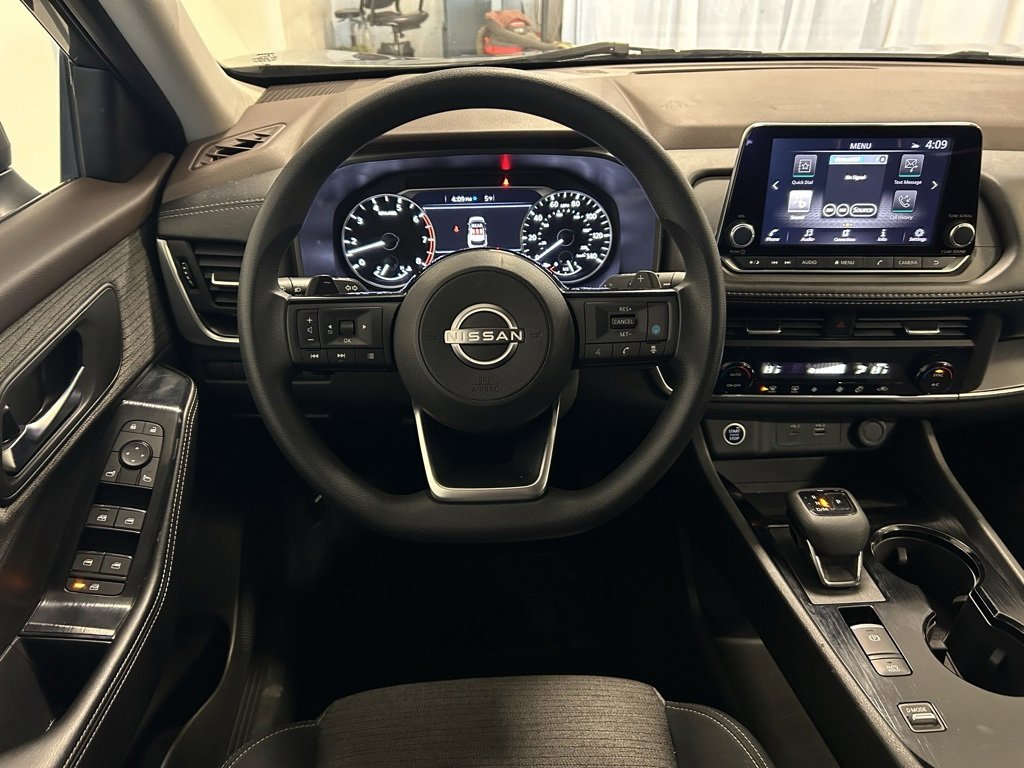 Used 2023 Nissan Rogue SV image 3