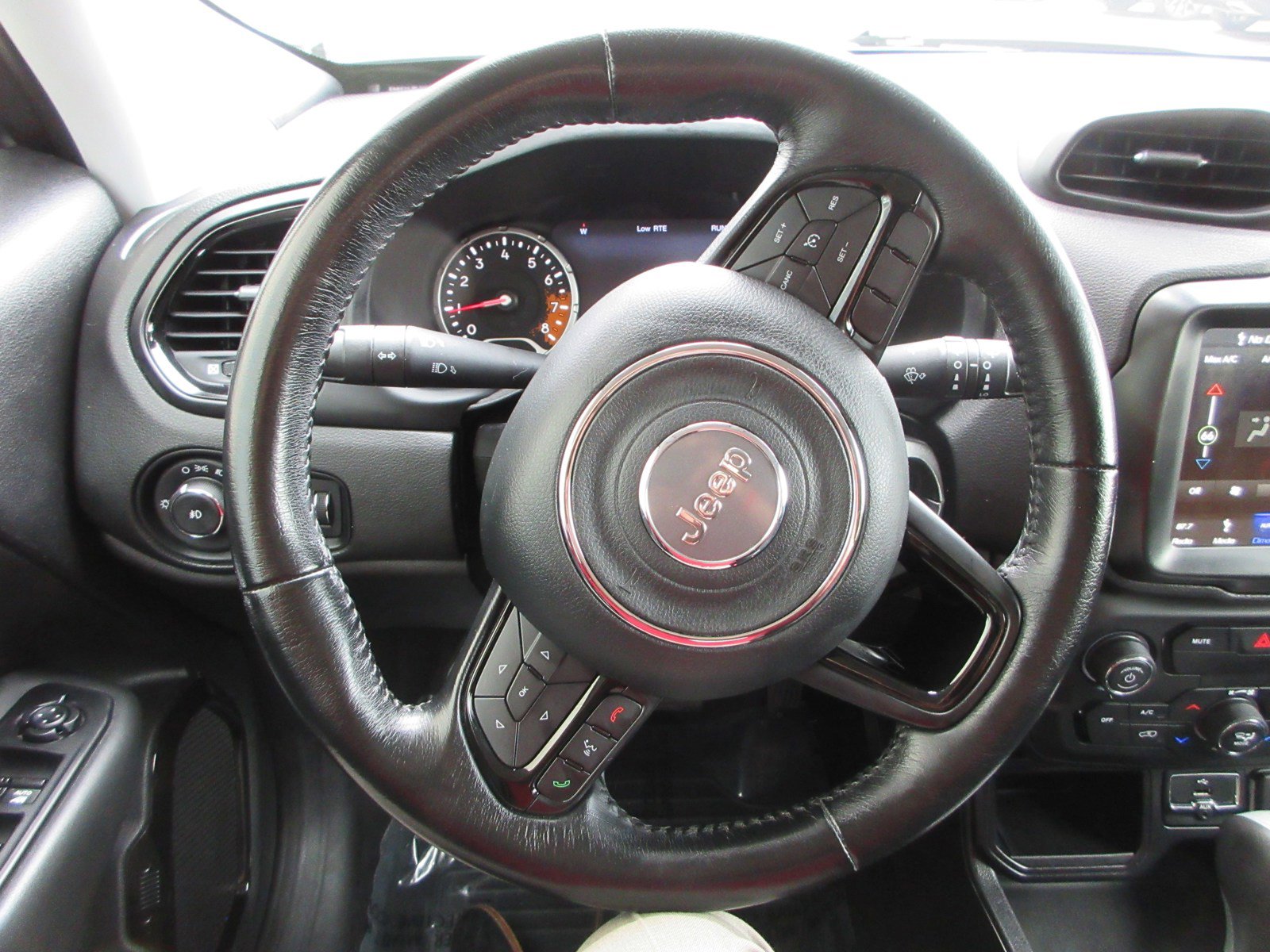 Used 2018 Jeep Renegade Altitude w/ UConnect 8.4 Nav Group FWD image 32