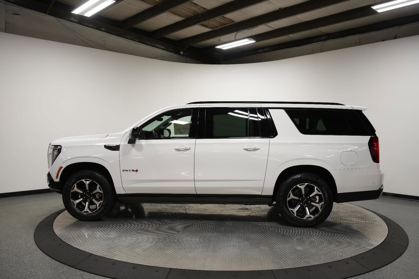 New 2026 GMC Yukon XL AT4 w/ AT4 Premium Plus Package AWD/4WD image 7