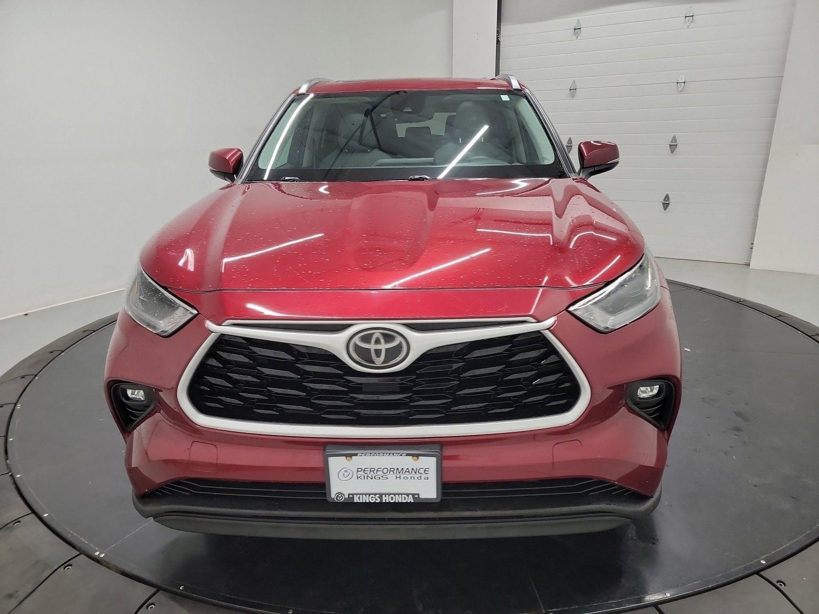 Used 2021 Toyota Highlander XLE AWD/4WD image 2