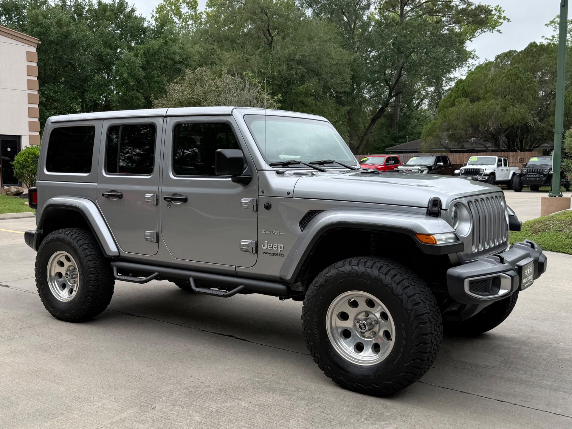 Used 2018 Jeep Wrangler Unlimited Sahara AWD/4WD image 17