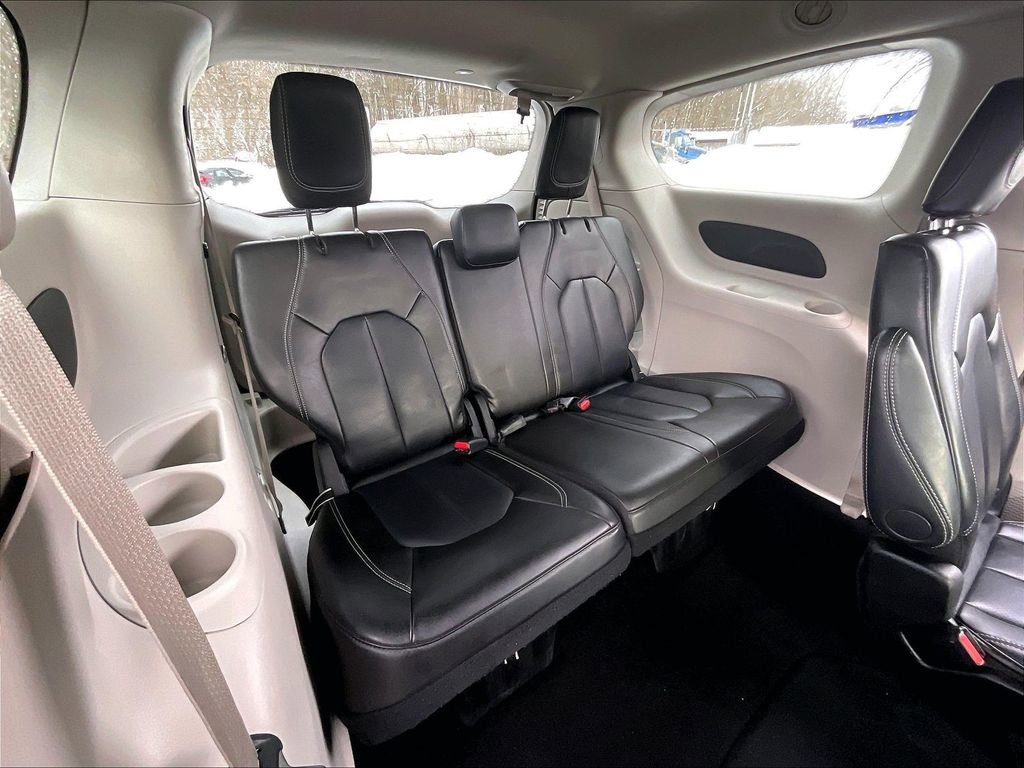 Used 2024 Chrysler Pacifica Touring-L FWD image 17
