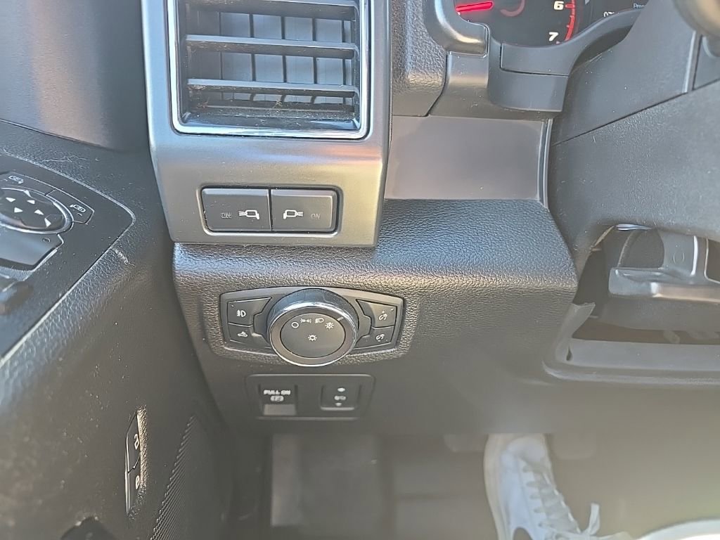 Used 2018 Ford F150 XLT w/ Equipment Group 302A Luxury AWD/4WD image 16