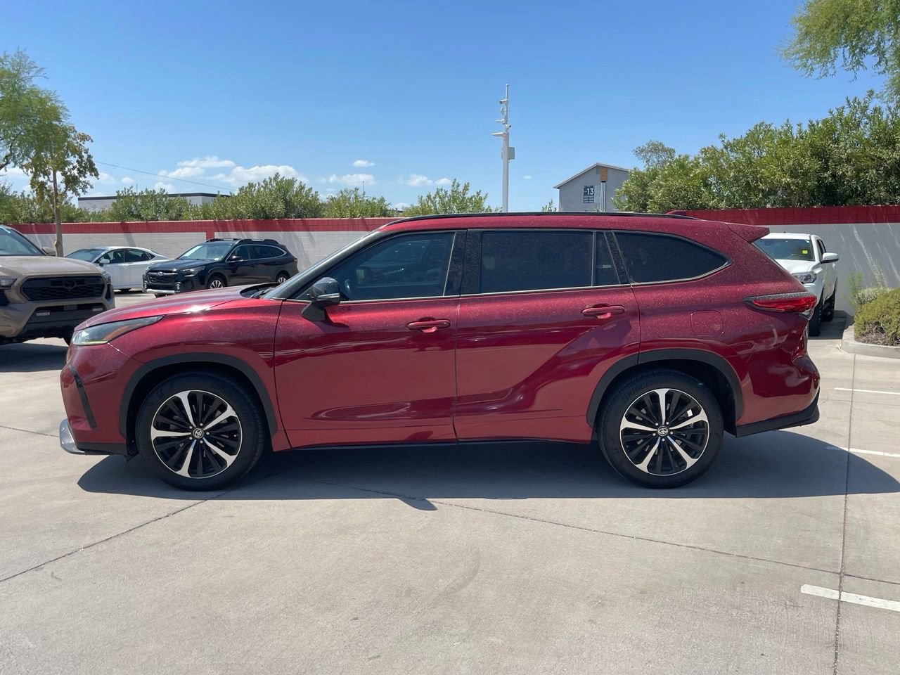Used 2021 Toyota Highlander XSE FWD image 6