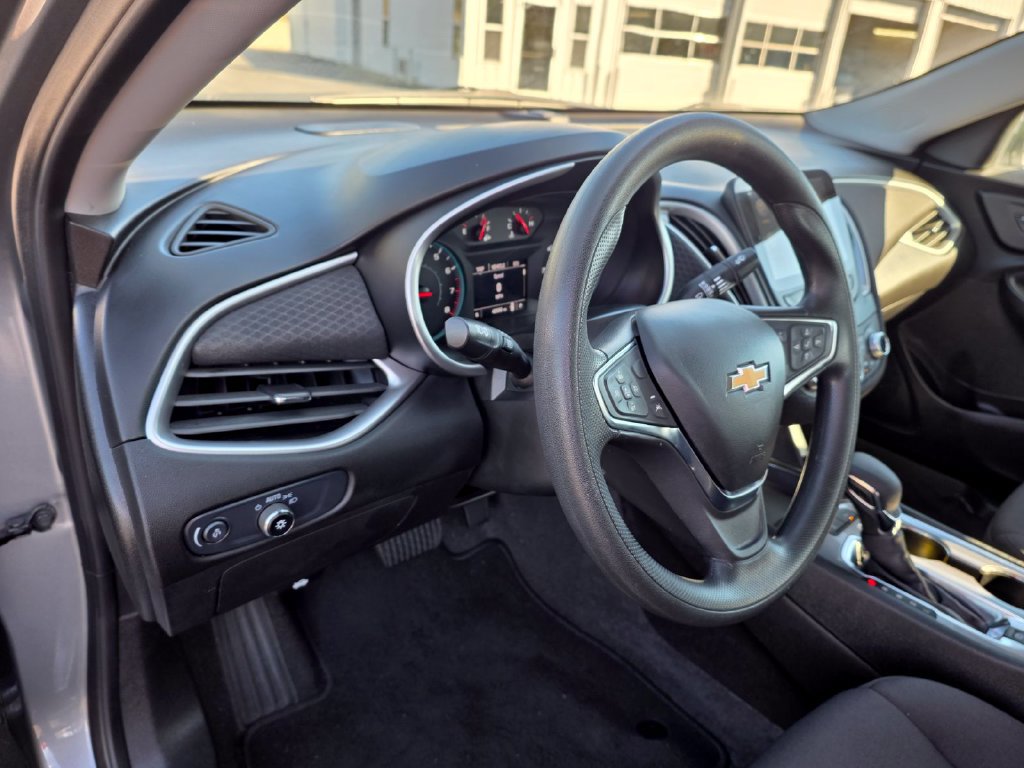 Used 2025 Chevrolet Malibu LT FWD image 14