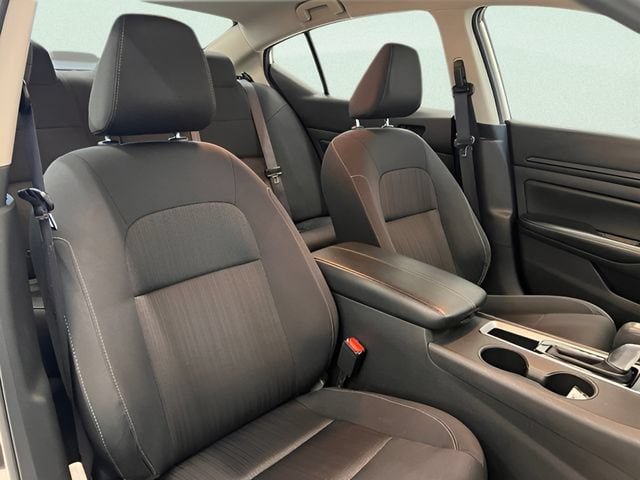 Used 2025 Nissan Altima 2.5 SV FWD image 10