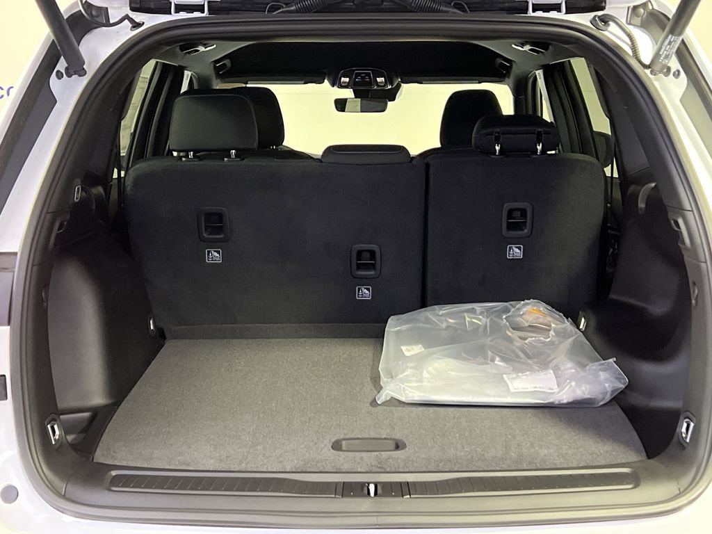 New 2025 Jeep Grand Cherokee Laredo image 8