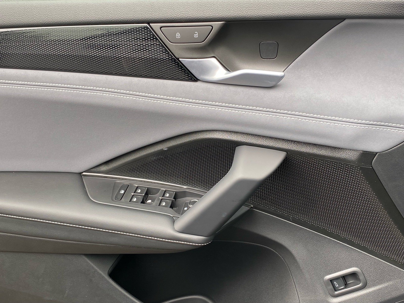 New 2026 Volkswagen Tiguan SE FWD image 11