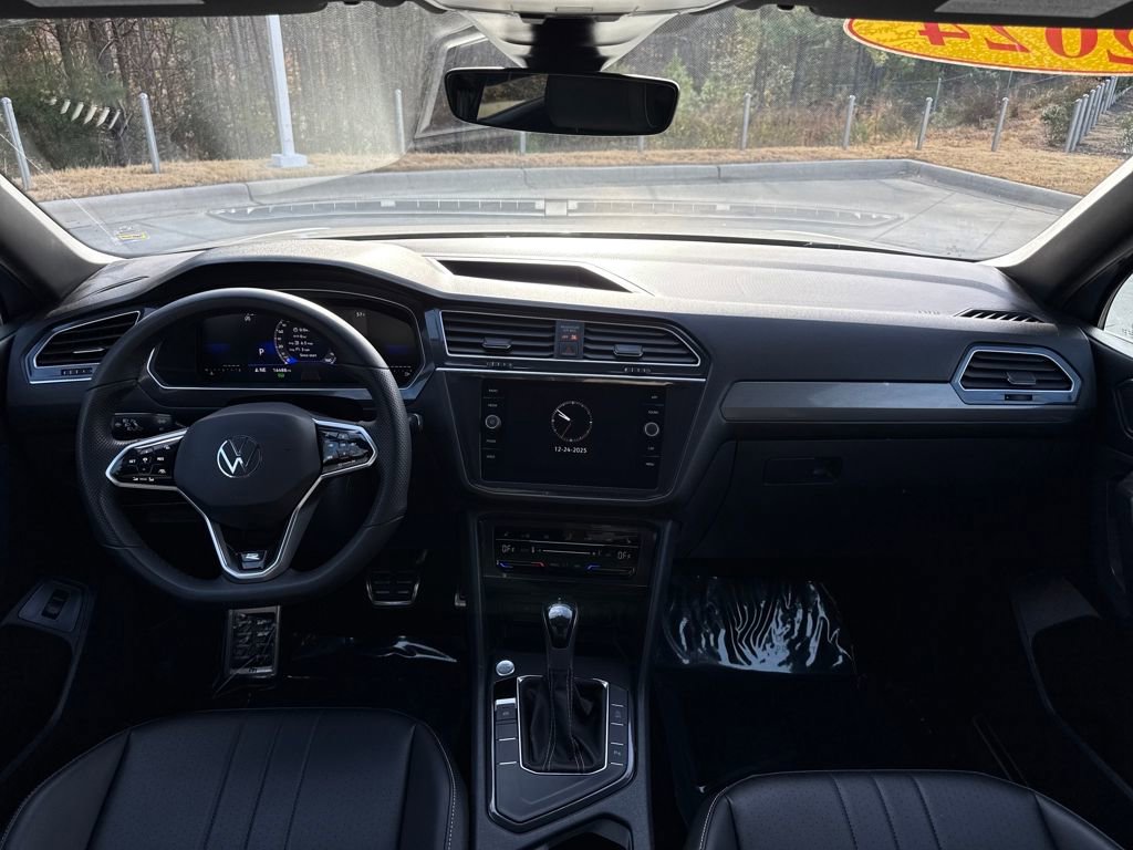 Used 2024 Volkswagen Tiguan SE R-Line image 16
