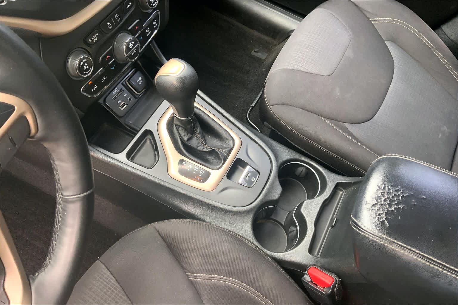 Used 2015 Jeep Cherokee Latitude w/ Comfort/Convenience Group FWD image 17