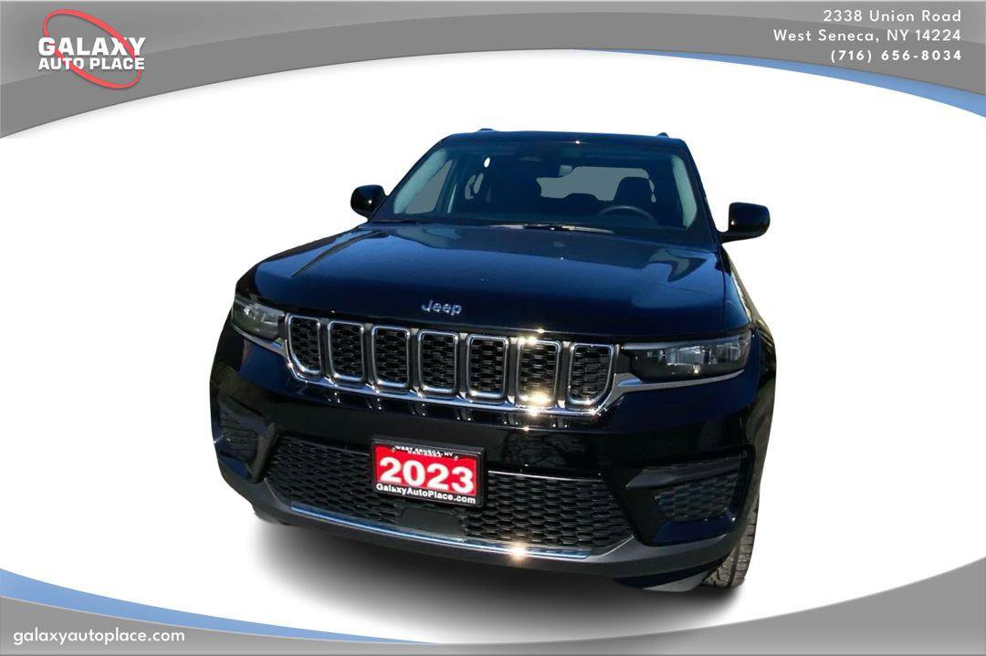 Used 2023 Jeep Grand Cherokee Laredo w/ Luxury Tech Group I AWD/4WD image 2