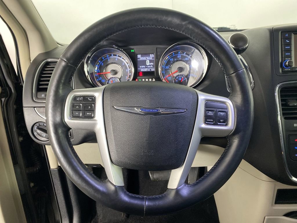 Used 2016 Chrysler Town & Country Touring w/ Driver Convenience Group image 14