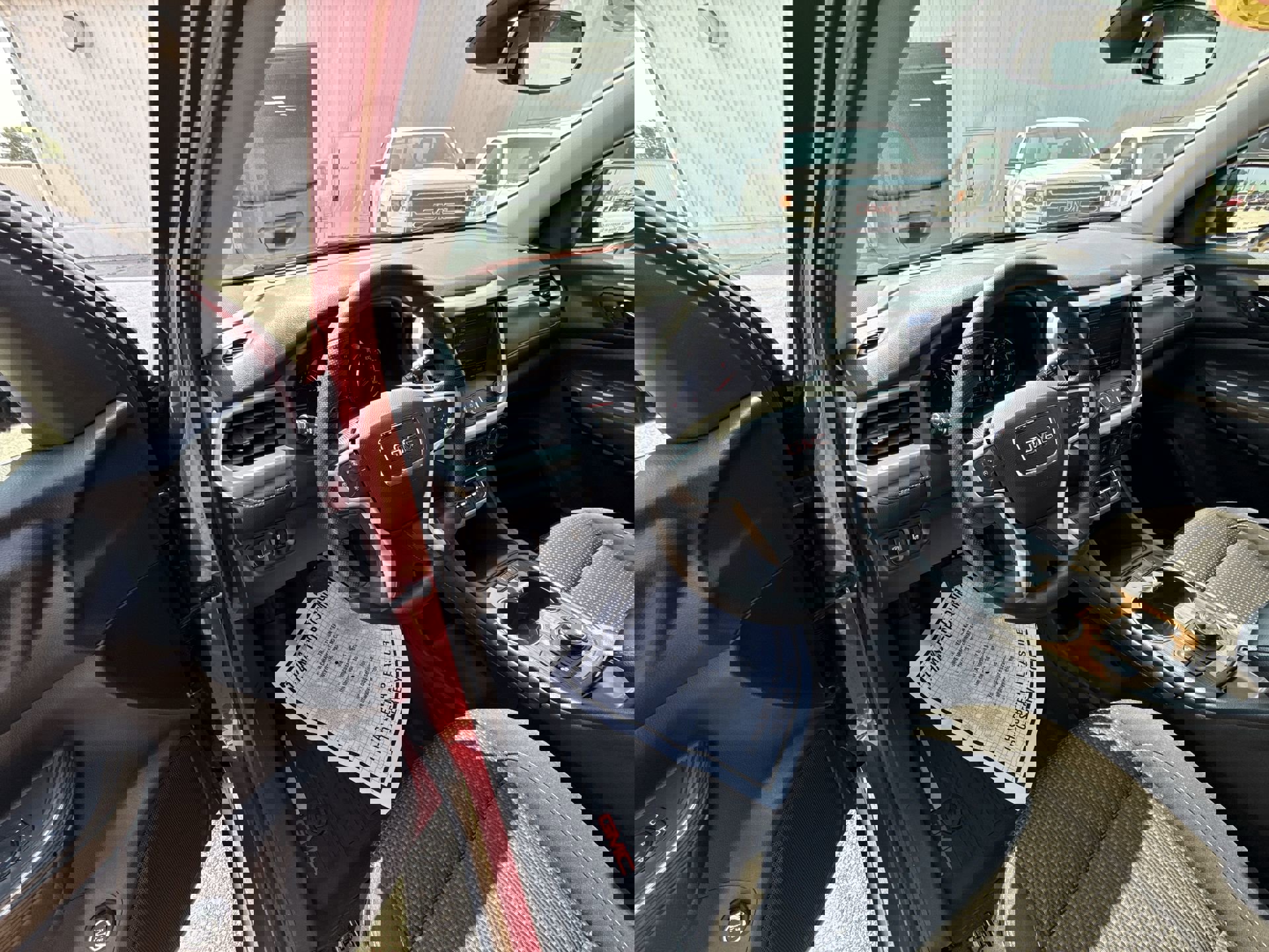 Used 2023 GMC Acadia SLE w/ Driver Convenience Package image 10