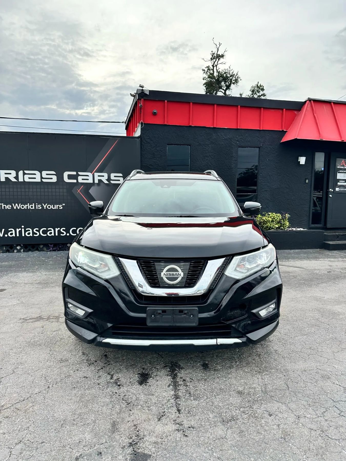 Used 2017 Nissan Rogue SL w/ SL Premium Package image 2