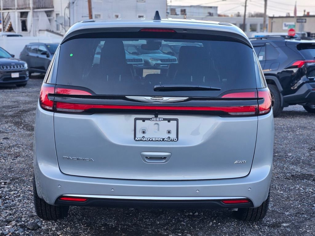 New 2026 Chrysler Pacifica Select image 4