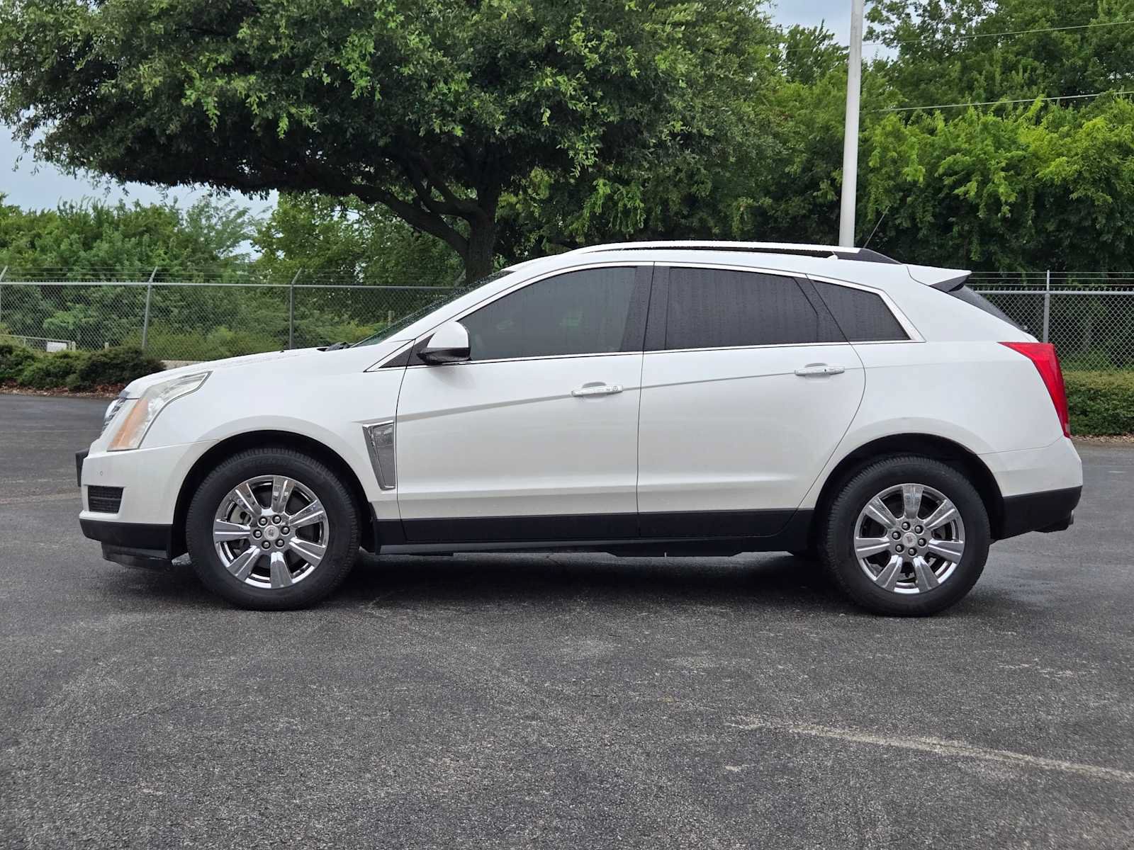 Used 2016 Cadillac SRX Luxury w/ Driver Awareness Package AWD/4WD image 4