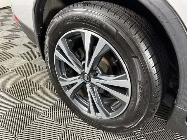 Used 2019 Nissan Rogue SV w/ Sun & Sound Touring Package FWD image 16