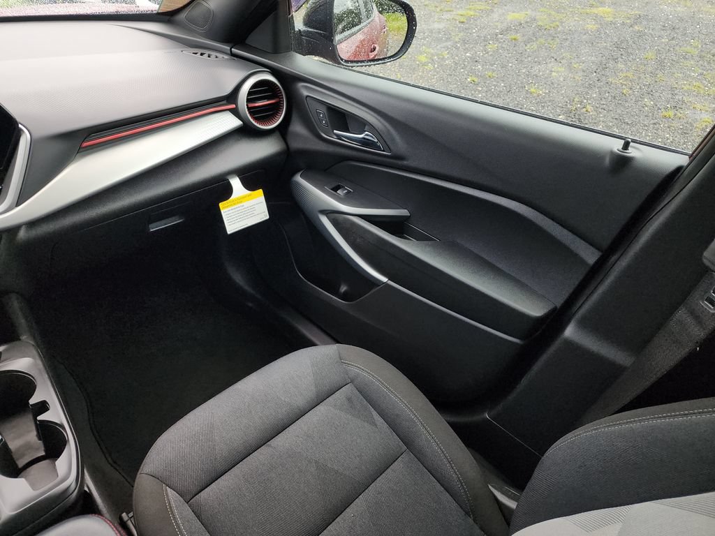 Used 2025 Chevrolet Trax RS FWD image 16