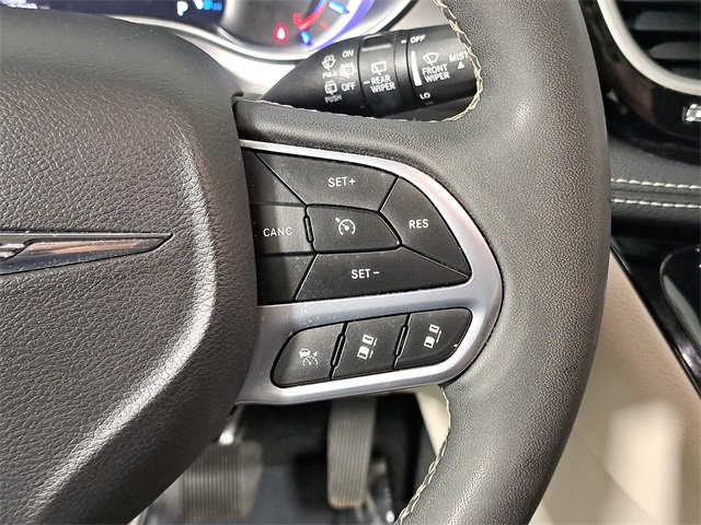 Used 2023 Chrysler Pacifica Touring-L image 24