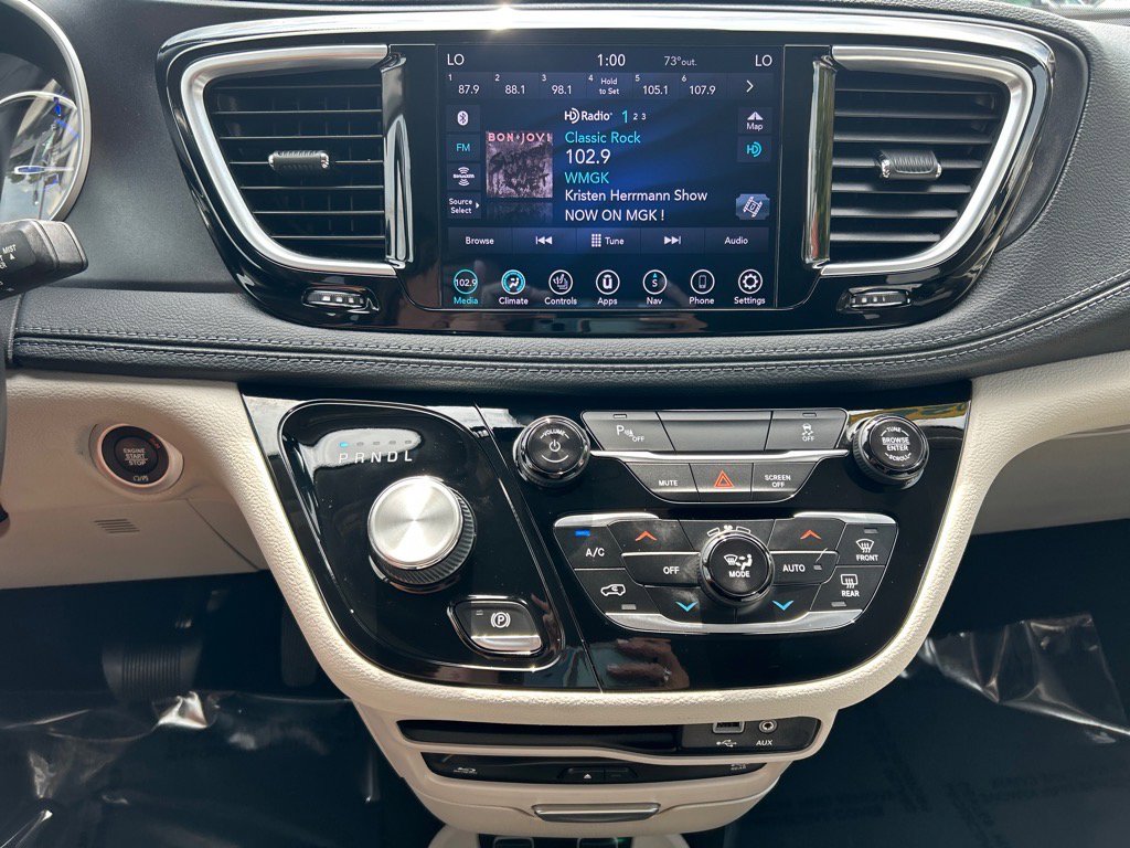 Used 2020 Chrysler Pacifica Limited image 30