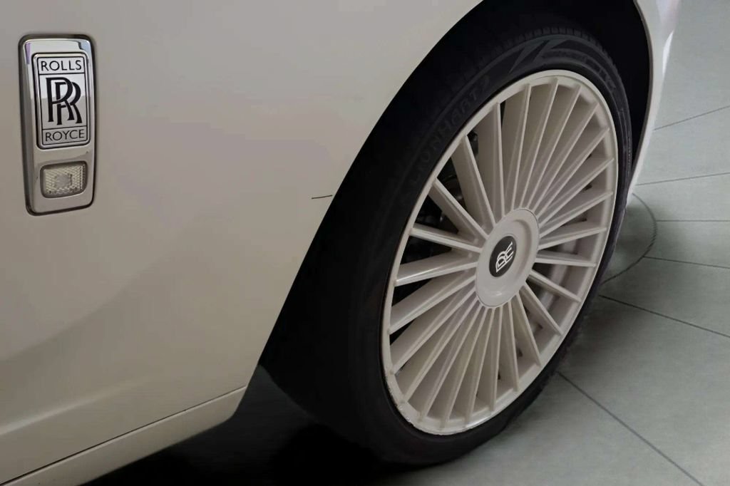 Used 2016 Rolls-Royce Ghost RWD image 19