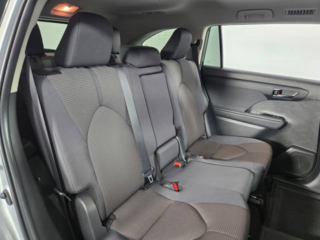 Used 2024 Toyota Highlander LE AWD/4WD image 17