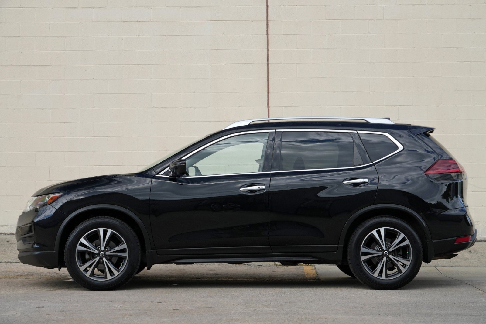 Used 2019 Nissan Rogue SV w/ Premium Package FWD image 8
