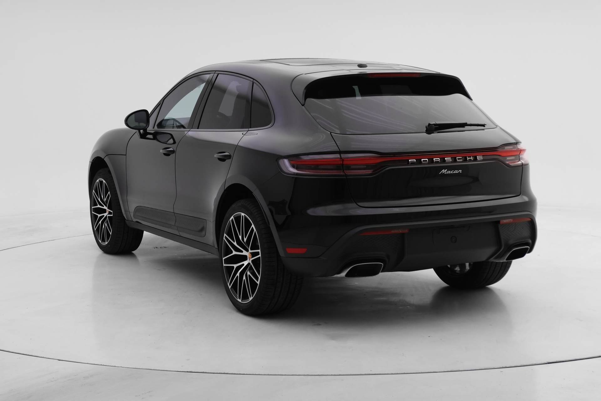 Used 2025 Porsche Macan image 3