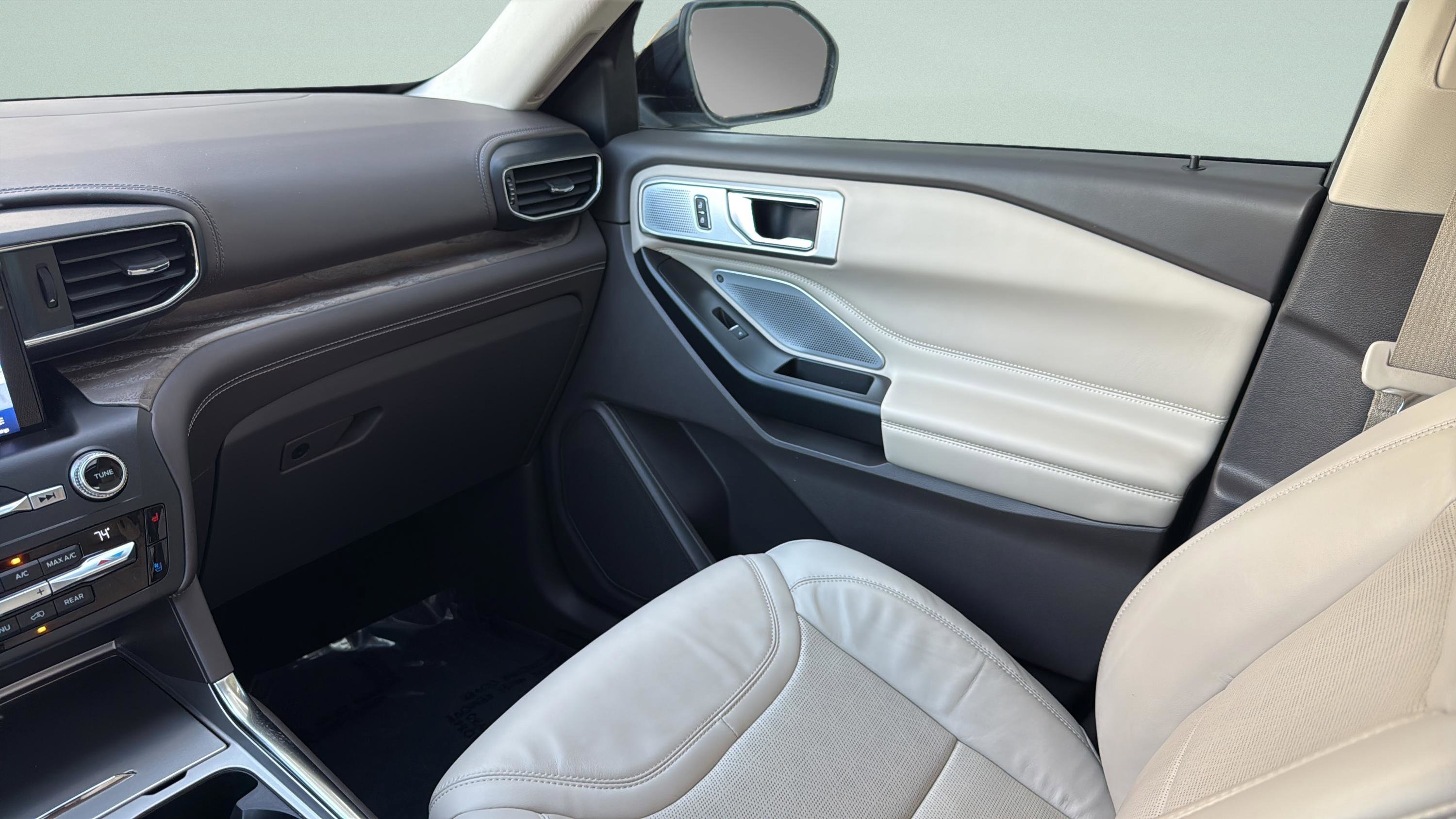 Used 2020 Ford Explorer Platinum w/ Premium Technology Package image 45