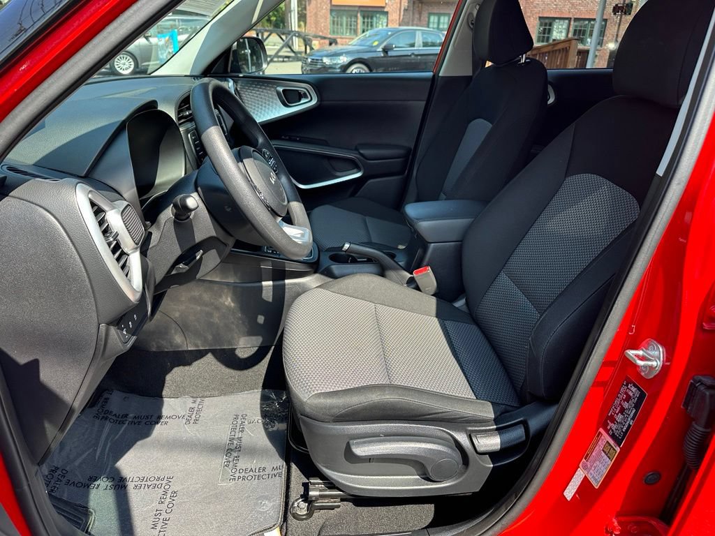 Used 2023 Kia Soul LX w/ LX Technology Package FWD image 9
