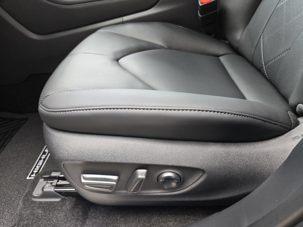 New 2026 Toyota Highlander Platinum AWD/4WD image 18