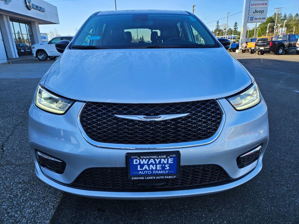 Used 2024 Chrysler Pacifica Touring-L image 8