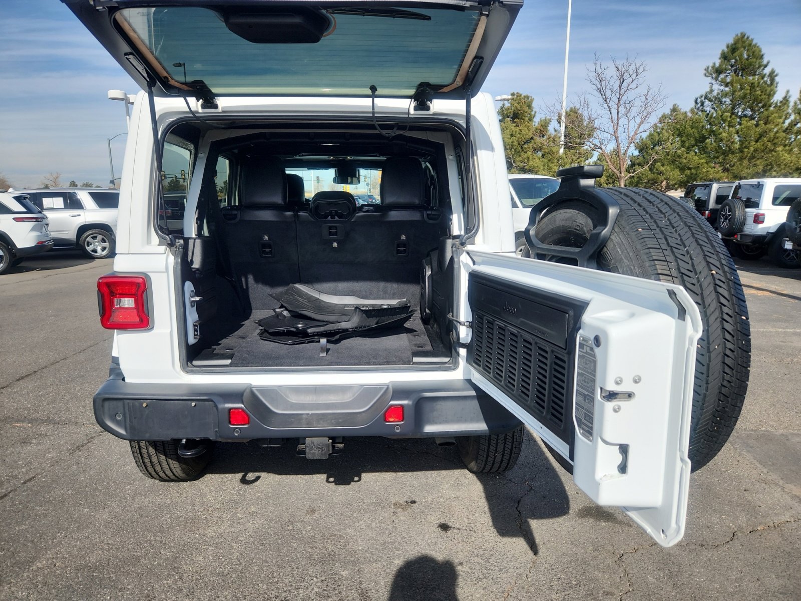 Used 2020 Jeep Wrangler Unlimited Sahara image 34