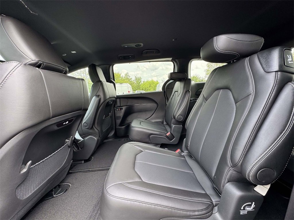 New 2026 Chrysler Pacifica Select image 14