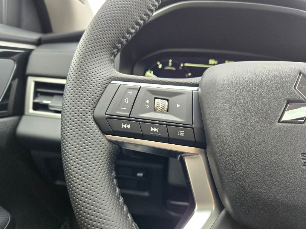 New 2025 Mitsubishi Outlander SE image 29