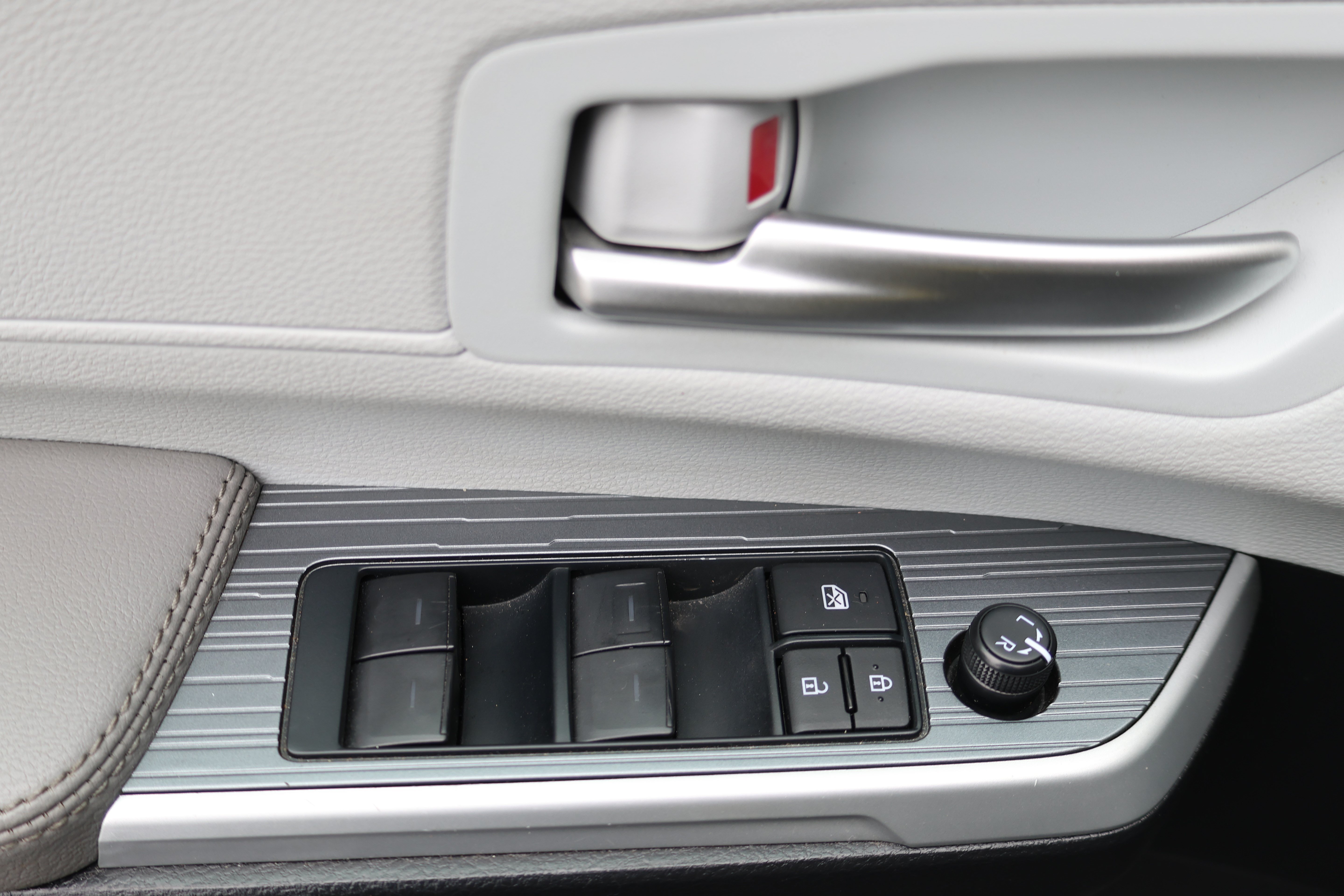 Certified 2025 Toyota Sienna XLE FWD image 23
