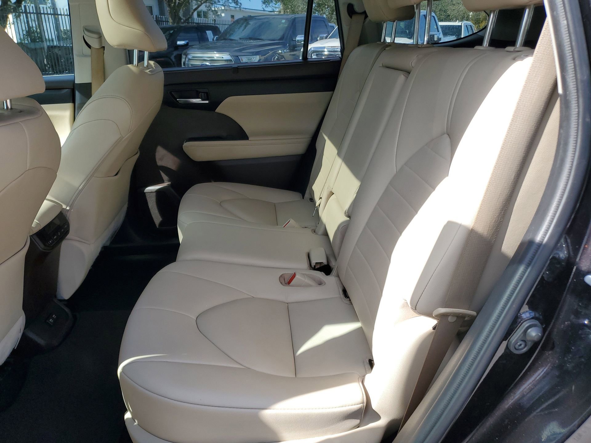 Used 2021 Toyota Highlander XLE image 12