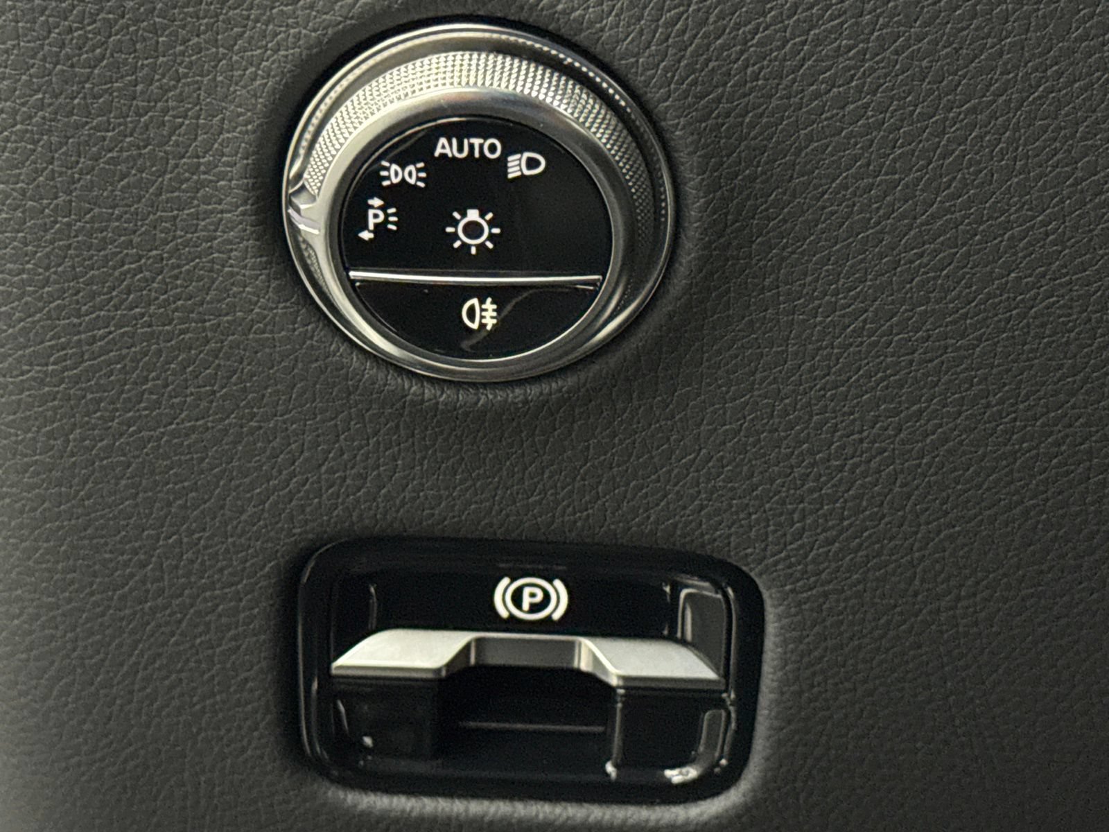 Used 2025 Mercedes-Benz GLC 350e 4MATIC image 27