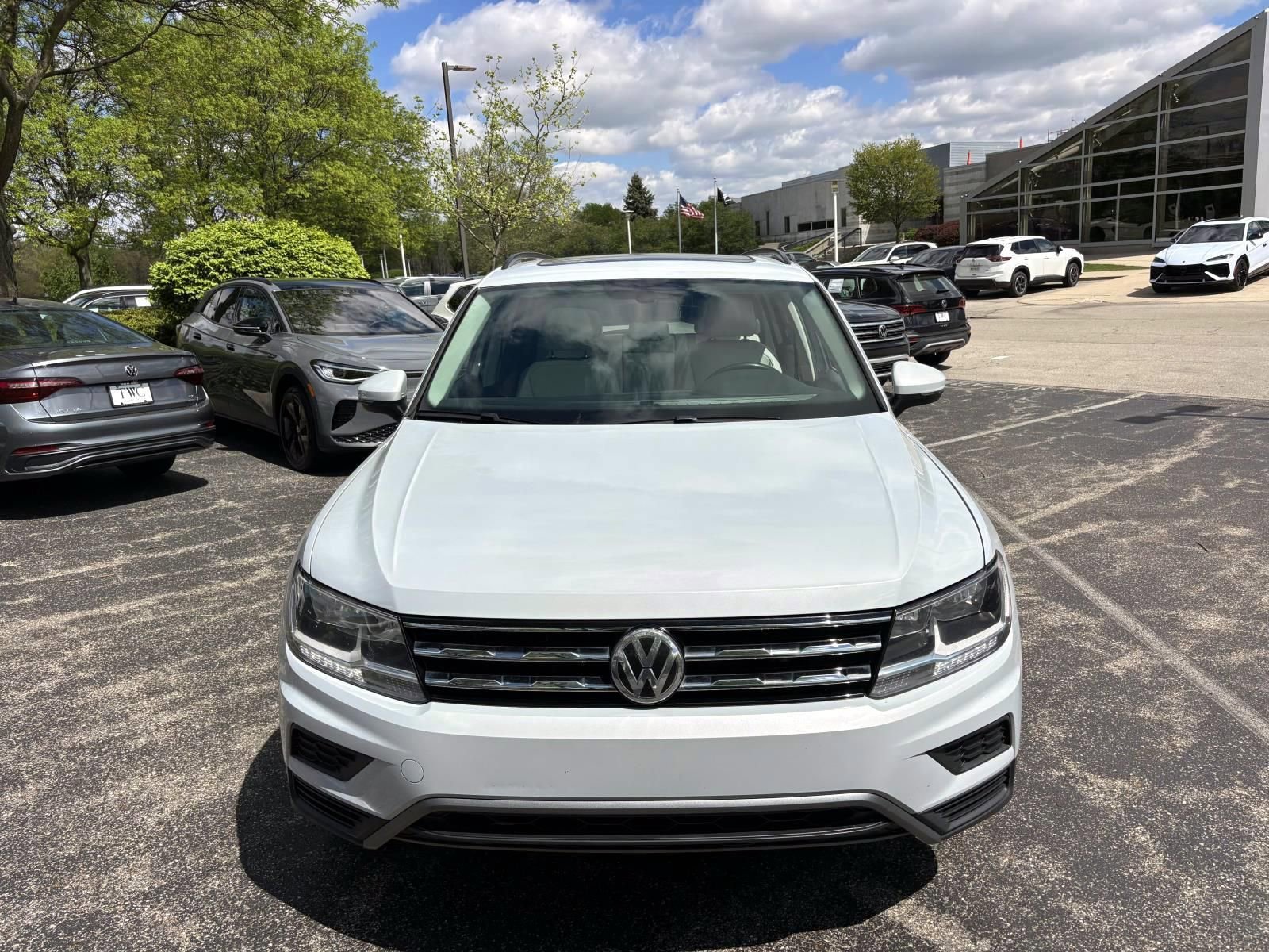 Used 2018 Volkswagen Tiguan SE w/ Panoramic Sunroof Package image 2