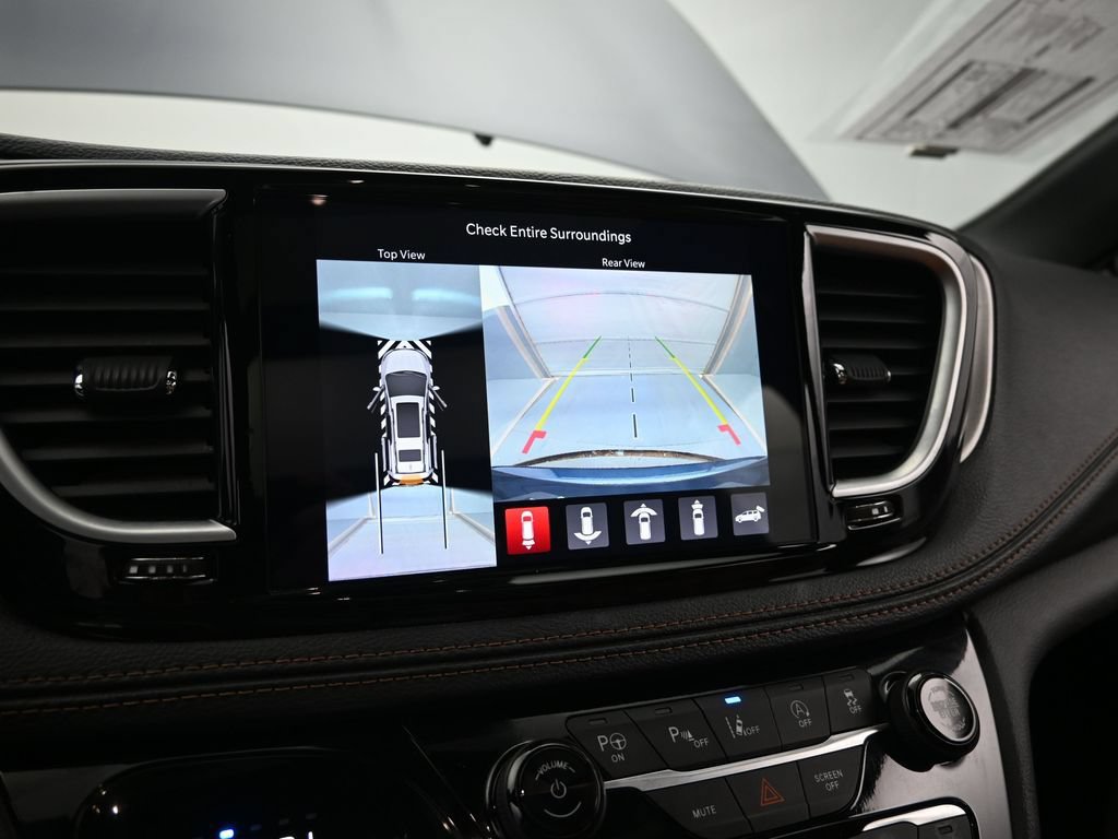 Used 2024 Chrysler Pacifica Pinnacle FWD image 35