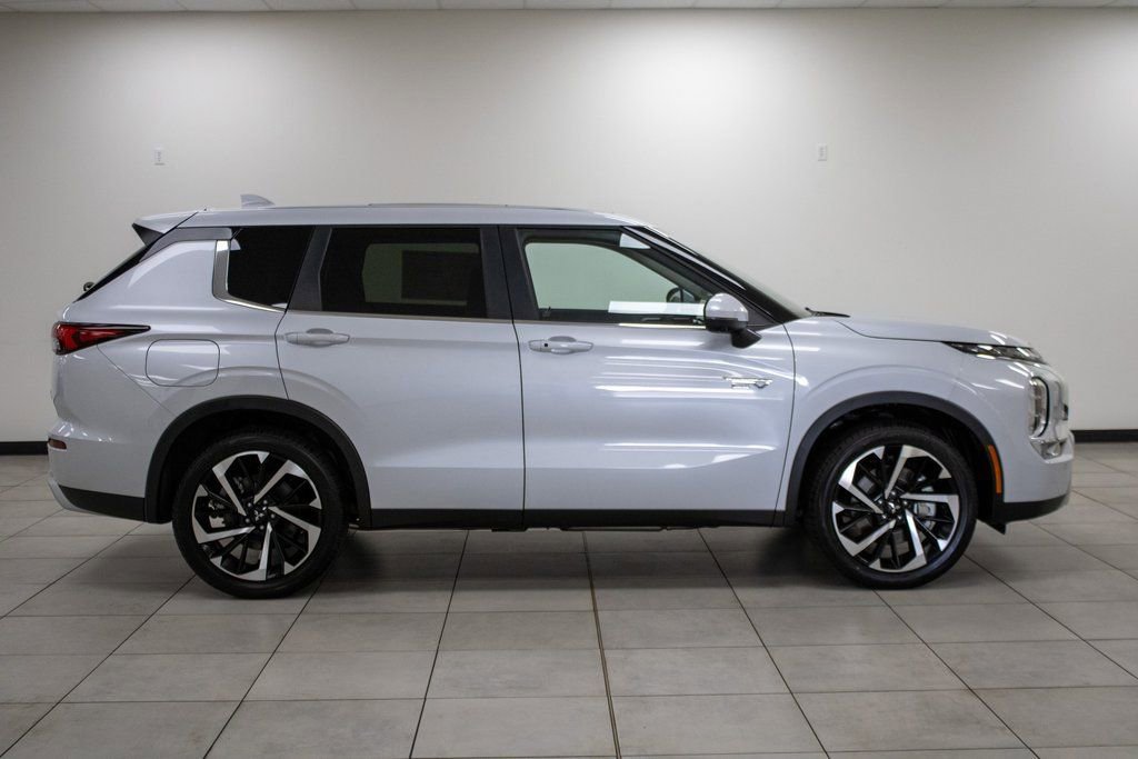 Used 2024 Mitsubishi Outlander SE image 2