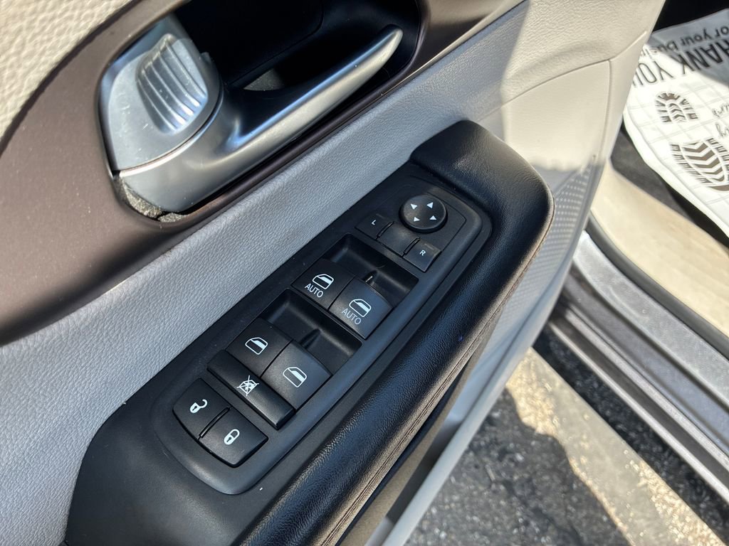 Used 2017 Chrysler Pacifica Touring FWD image 14