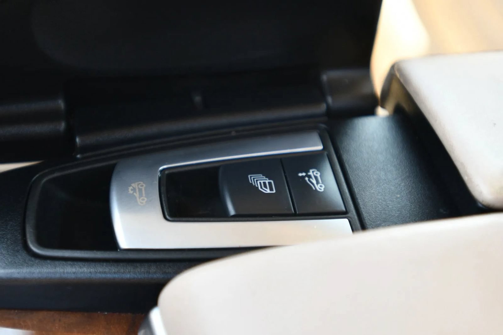 Used 2013 Mercedes-Benz SL 550 image 31
