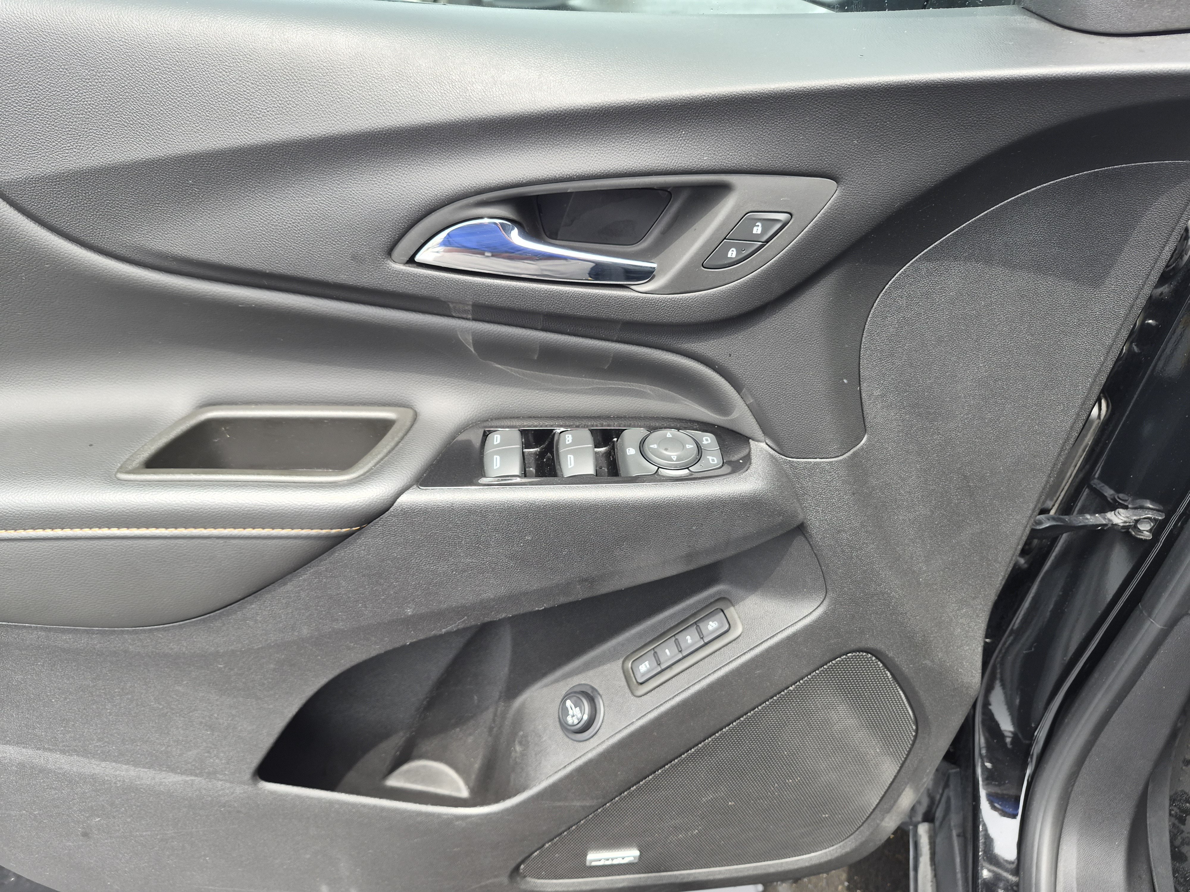 Used 2023 Chevrolet Equinox Premier AWD/4WD image 18