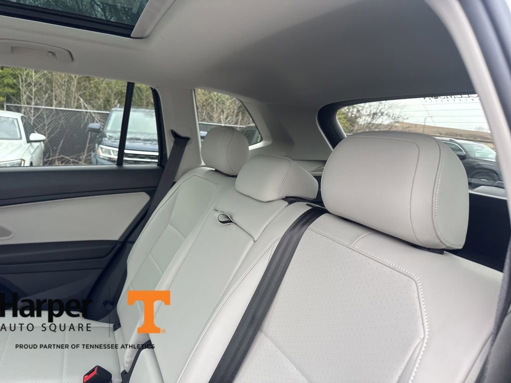 Used 2020 Volkswagen Tiguan SE w/ Panoramic Sunroof Package image 9