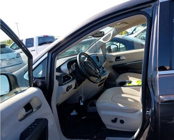 Used 2020 Chrysler Pacifica Touring-L FWD image 2
