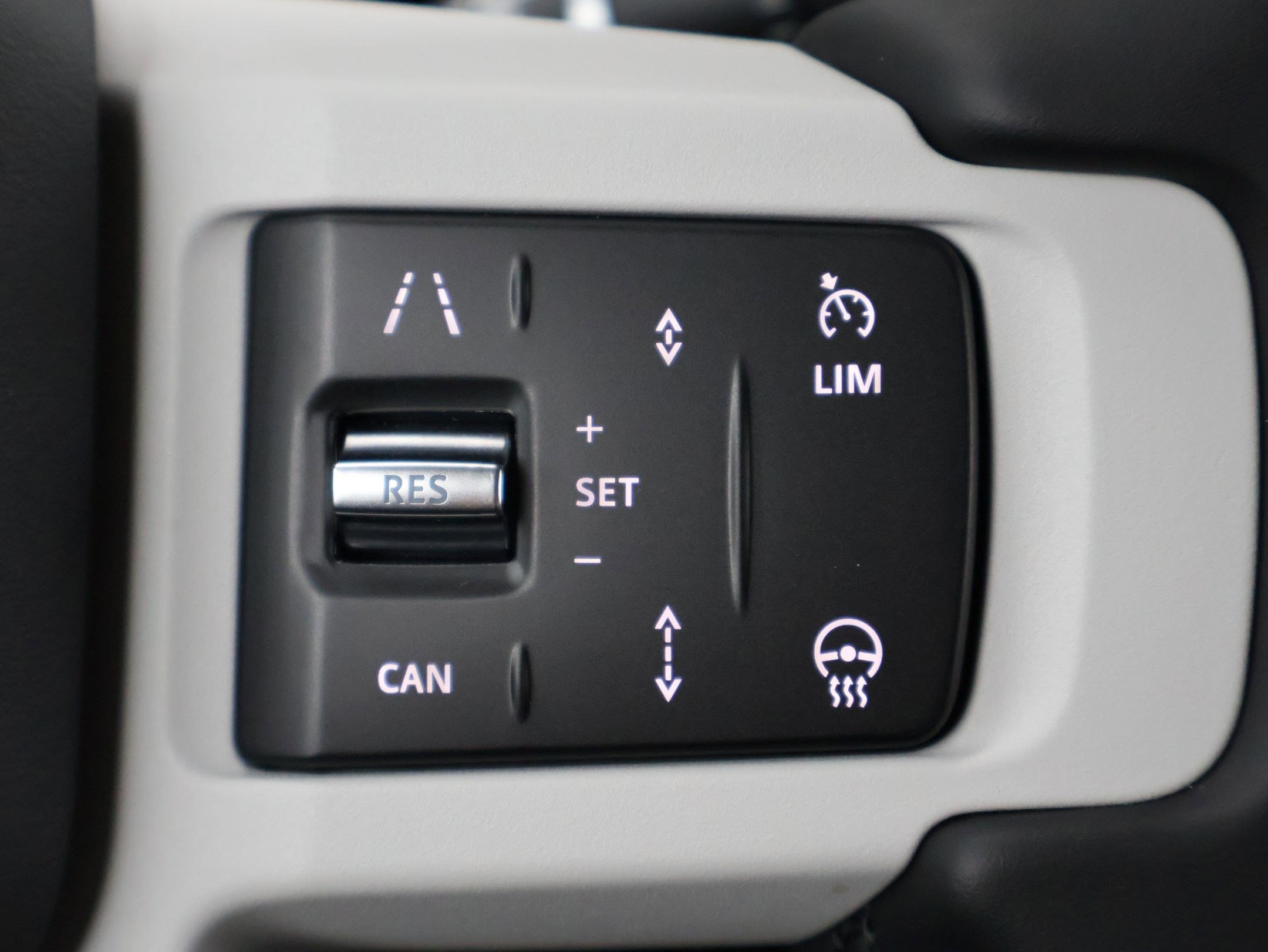 Used 2025 Land Rover Defender 110 X-Dynamic SE image 17