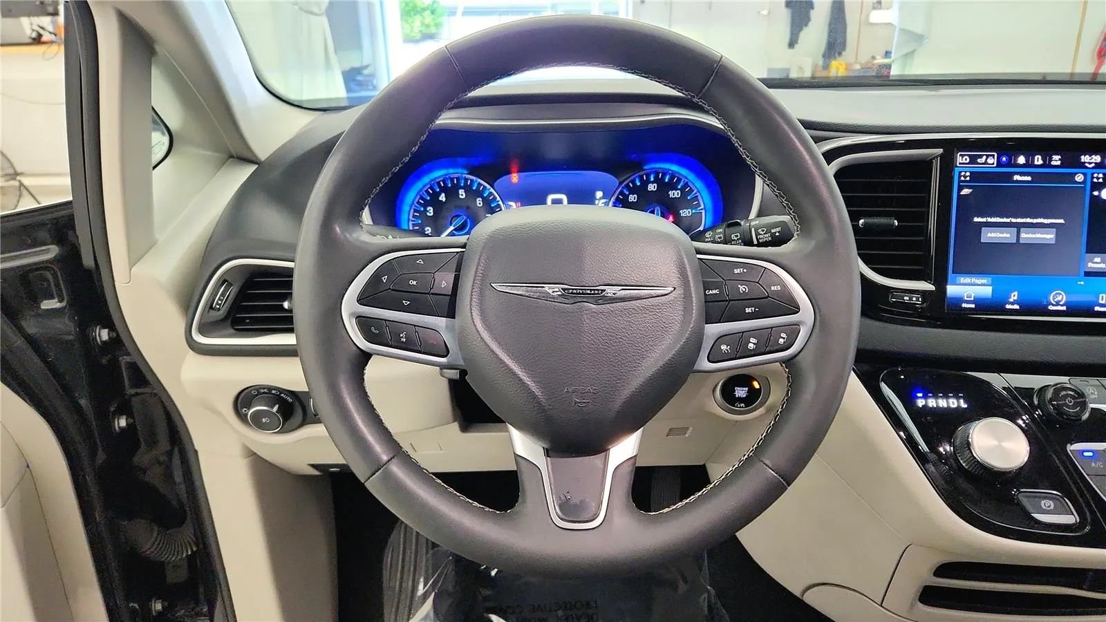 Used 2023 Chrysler Pacifica Touring-L FWD image 33