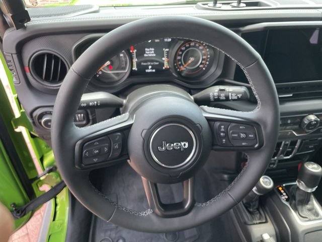 Used 2025 Jeep Wrangler Unlimited Rubicon AWD/4WD image 11