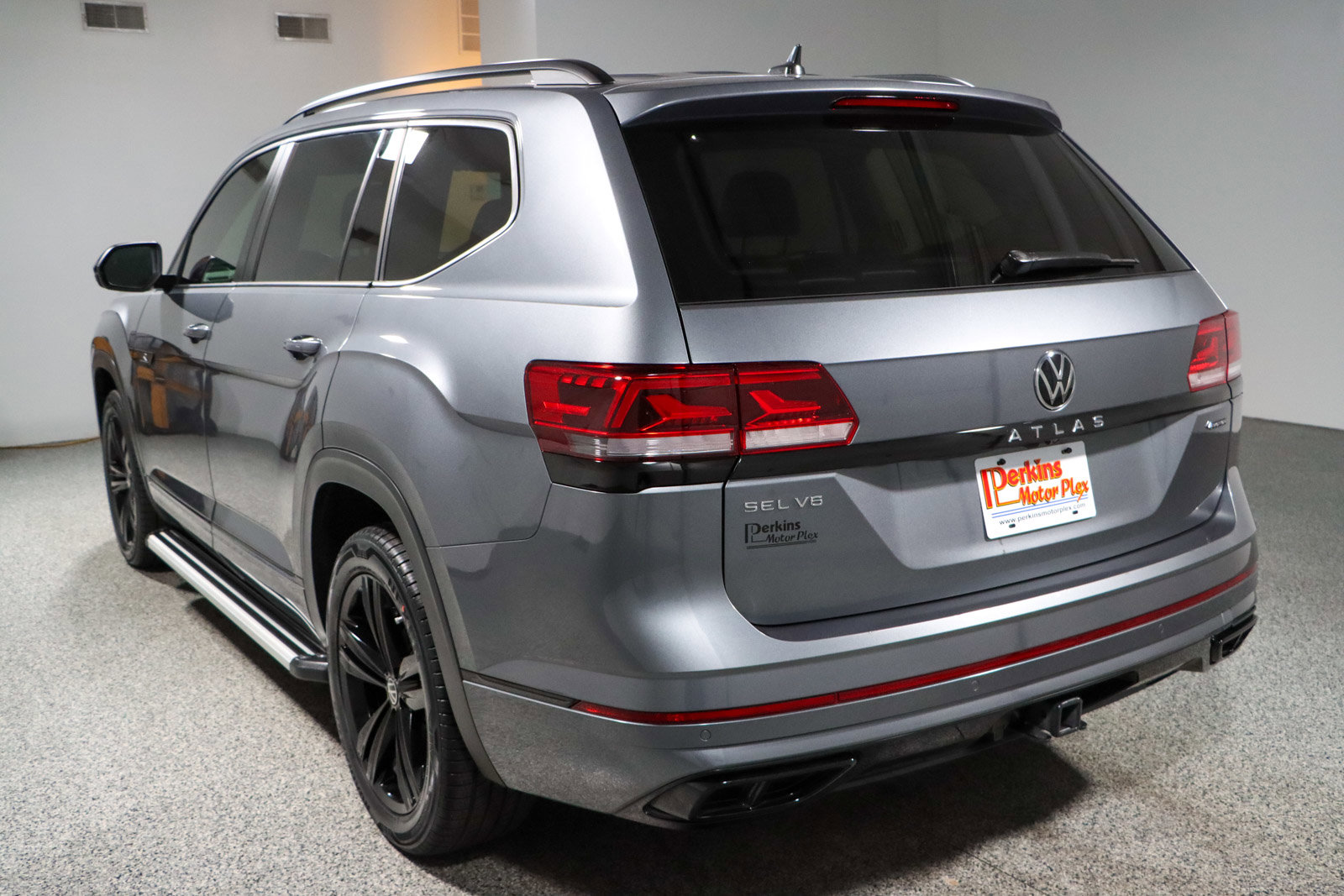 Used 2023 Volkswagen Atlas SEL R-Line image 9